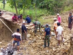 Cepat Dan Tanggap Bencana, Babinsa Bersama Warga Bangun Jembatan Darurat
