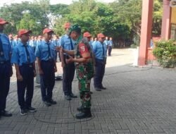 Babinsa Duduksampeyan Latih Baris-Berbaris untuk Pembentukan Karakter Siswa