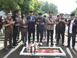 Memperingati Harjasda ke 166 tahun 2025, Plt. Bupati Sidoarjo Ziarah ke Makam Mantan Bupati Sidoarjo Terdahulu