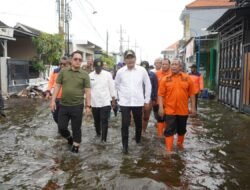 Plt. Bupati Sidoarjo Bersama Pj. Gubernur Jatim Susuri Sungai Mbah Gepuk Untuk Atasi Banjir di Candi