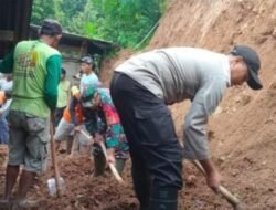 Polsek Sawahan Sigap Tangani Longsor di Dusun Tiling
