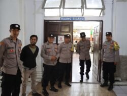 Polisi Amankan Audensi Para Tenaga Honorer Kabupaten Aceh Tengah Di Gedung DPRK