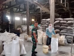 Sertu Iwan Susanto Laksanakan Anjangsana ke Tempat Penggilingan Padi, Jalin Kedekatan Dengan Warga