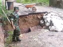 Babinsa Monitoring Jembatan Roboh di Tanah Merah