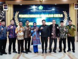 Plt. Bupati Subandi Serahkan Penghargaan SAKIP dan IPP kepada Perangkat Daerah Terbaik