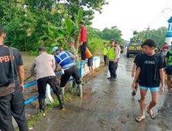 Tanggap Bencana, Polisi Bersama TNI dan Warga Bersihkan Sampah di Aliran Sungai Kali Ulo Magetan