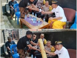 Rasa Berbelasungkawa Kapolsek Padangbai, Melayat ke Rumah Duka Anggotanya yang Berduka