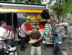 Jumat Berkah,Polresta Banyuwangi Berbagi Nasi Kotak untuk Warga Masyarakat