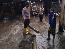 Polres Kediri Gercep Tangani Banjir, Pasang Police Line di Jembatan Putus Untuk Keselamatan Warga