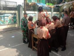 Wujud Kepedulian TNI AD Kepada Generasi Penerus Bangsa, Babinsa Pegirian Latih PBB Kepada Pramuka SDN 1/47 Pegirian
