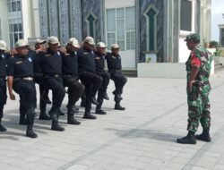 Babinsa Koramil 0817 /12 Sidayu Latih Satpam Ponpes Alfurqon Dalam Kegiatan Apel Pagi dan Pelatihan Baris-Berbaris 