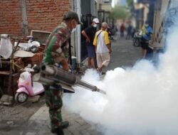 Cegah Penyebaran DBD, Babinsa Kelurahan Pradah Bersama Masyarakat Lakukan Fogging