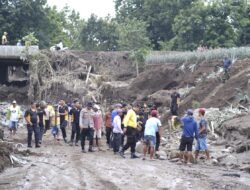 Gotong Royong Polres Kediri Bersama TNI dan Warga Pasang Bronjong di Lokasi Banjir