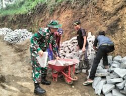 Babinsa dan Warga Sawahan Kompak Bangun Jalan Desa