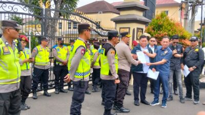 Kantor Polda Sumatera Selatan untuk menyampaikan persoalan terkait dugaan pemalsuan dokumen RUPS LB bank Sumsel