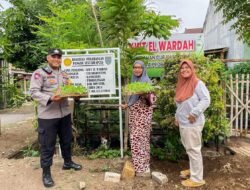 Dampingi KWT Bhabinkamtibmas Polres Probolinggo Kota Ajak Warga Wujudkan Ketahanan Pangan