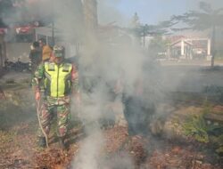Babinsa Bersama Perangkat Desa Kerja Bakti Bersihkan Kantor Desa