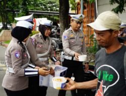 Kepedulian Satlantas Polres Gresik Kepada Warga Melalui Jumat Berkah