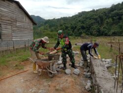 Wujud Kebersama, Babinsa Bantu Bangun Pondasi Rumah Warga