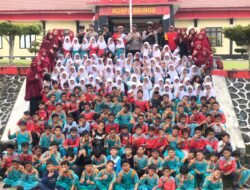 Seru! Ratusan Siswa SDN 2 Pante Raya Diajak Pegang Senjata di Markas Brimob