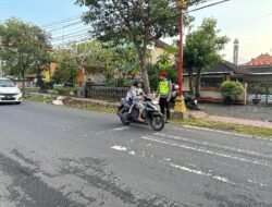 Rutinitas Sat Reskrim Polres Karangasem, Atur Lalu Lintas, Jamin Keselamatan dan Kelancaran di Jalan Raya