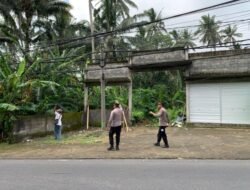 Kapolsek Bebandem Beserta Kanit Binmas dan Masyarakat, Turun Tangan Atasi Kabel Wifi yang Menjuntai Melintang ke Jalan