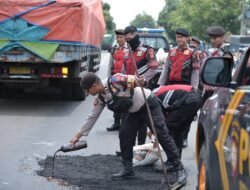 Harkamtibmas, Polres Situbondo Patroli Sambil Tambal Jalan Berlubang
