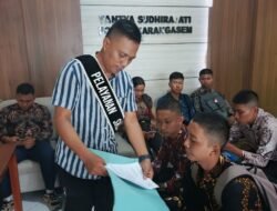 Antusiasme Pendaftran Calon Anggota Polri, Petugas Pelayanan SKCK Berikan Petunjuk Pengisian Data di Aplikasi Super APP