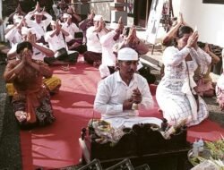 Personil Polsek Padangbai Gelar Persembahyangan, dalam Rangka Hari Suci Tumpek Landep