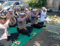 Personil Polsek Rendang Laksanakan, Sembahyang Bersama di Hari Raya Tumpek Landep