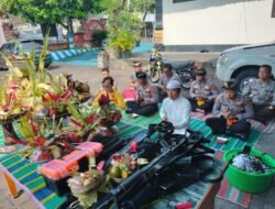 Hari Raya Tumpek Ladep, Anggota Polsek Kubu Sembahyang Bersama dan Mempasupati Barang Inventaris Kantor