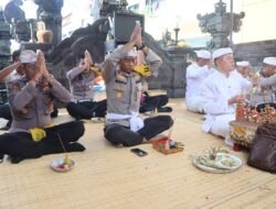 Kapolres Karangasem Bersama Anggota, Laksanakan Persembahyangan Tumpek Landep
