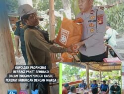 Melalui Program Minggu Kasih, Kapolsek Padangbai Berbagi Paket Sembako untuk Pererat Hubungan dengan Warga