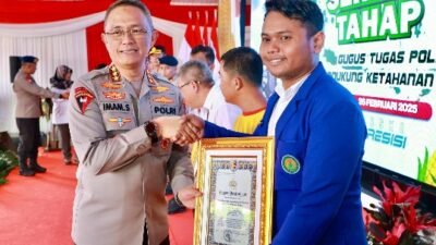 Kapolri Berikan Penghargaan, kepada 15 Mahasiswa yang Aktif dalam Kegiatan Penanaman Jagung Saat KKN