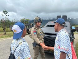 Antusias Anak-anak Pegunungan Bintang Sambut Hangat, Patroli Dialogis Personel Polri