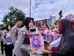 Wujud Kepedulian Ditlantas Polda Sulsel, Warga Kurang Mampu Di Makassar Terima Bantuan Ratusan Paket Sembako