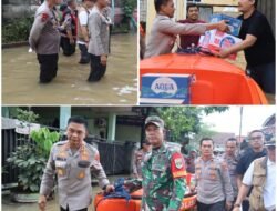 Polri Salurkan Bantuan dan Evakuasi Warga Terdampak Banjir, di Bekasi dan Depok