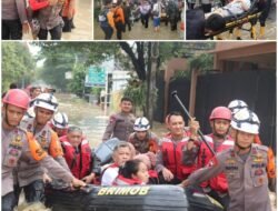 Brimob Sebar Ratusan Anggota ke Titik Banjir Jabodetabek, Evakuasi Anak-Lansia