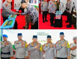 Kapolri Hadiri Bazar Ramadan Polri Presisi dan Baksos di Surabaya, Serahkan Paket Sembako Secara Simbolis kepada Anggota