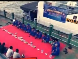 Momen Ditpolairud Polda Jatim Buka Puasa dan Tarawih Bareng ABK di Tengah Perairan Surabaya