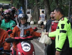 Berbagi di Ramadhan, 200 Takjil Yang Disiapkan Polres Metro Tangerang Kota Ludes Diserbu Pengguna Jalan