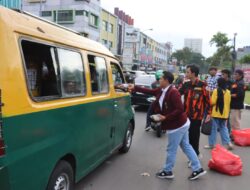 Sinergitas dan Berbagi Di Bulan Ramadan, Polres Metro Tangerang Kota, BEM dan OKP Bagikan Ratusan Takjil ke Masyarakat