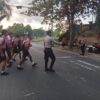 Anggota Polsek Kubu Giat Pelayanan, Atensi Anak sekolah Menyebrang Jalan Depan Sekolah