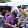 Di Momen Bulan Ramadhan Polres Jembrana Beserta Awak Media, Bagi Takjil kepada Warga