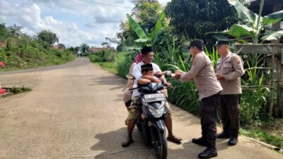 Polsek Rambang IPTU Zulkarnain Afianata.ST.MSi.MH Pimpin Langsung Pembagian Takjil