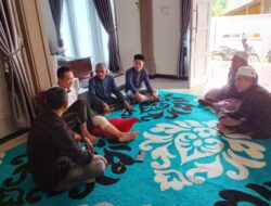 Pj Keuchik dan Aparatur Desa Ulee Jalan Berkunjungi Banbisa Yang sedang Sakit