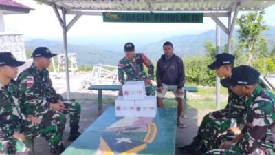 Bentuk Solidaritas Yonif 741/GN SSK II POS Fohululik di HUT Batalyon ke 10, Berikan Sembako kepada Lansia dan Warga Kurang Mampu di Perbatasan 