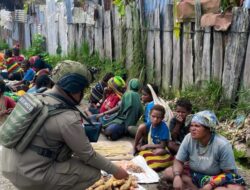 Perkuat Hubungan Dengan Masyarakat, Satgas Ops Damai Cartenz-2025 Sapa Mama-Mama Penjual Lokal di Intan Jaya