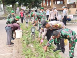 Sinergitas TNI-Polri Aceh Tengah Gotong Royong Bersihkan Masjid Menjelang Hari Raya Idul Fitri 1446 H