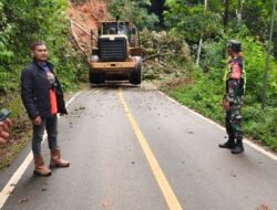 Gerak Cepat, Babinsa Turun Ke Lokasi Tanah Longsor Yang Menutupi Badan Jalan